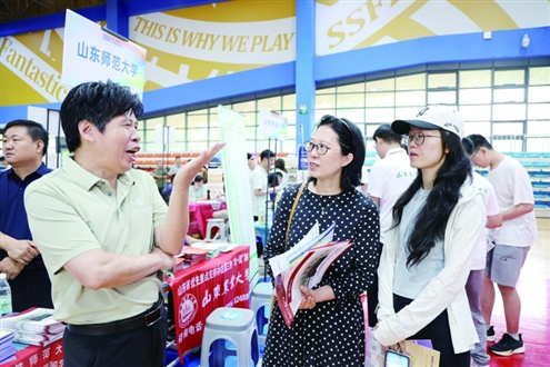 在今年山东精品高招会上,考生和家长在咨询报考信息。记者 王晓峰 褚洪卿 摄